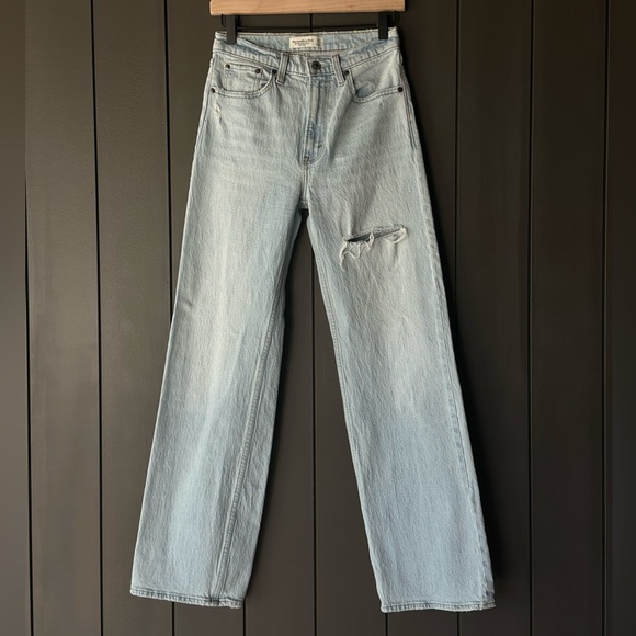 Abercrombie & Fitch 
The 90’s Relaxed Jean High Rise 25 / 0 - Picture 1 of 8